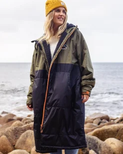 Roaming Recycled Sherpa Lined Changing Robe - Black/ Khaki Green