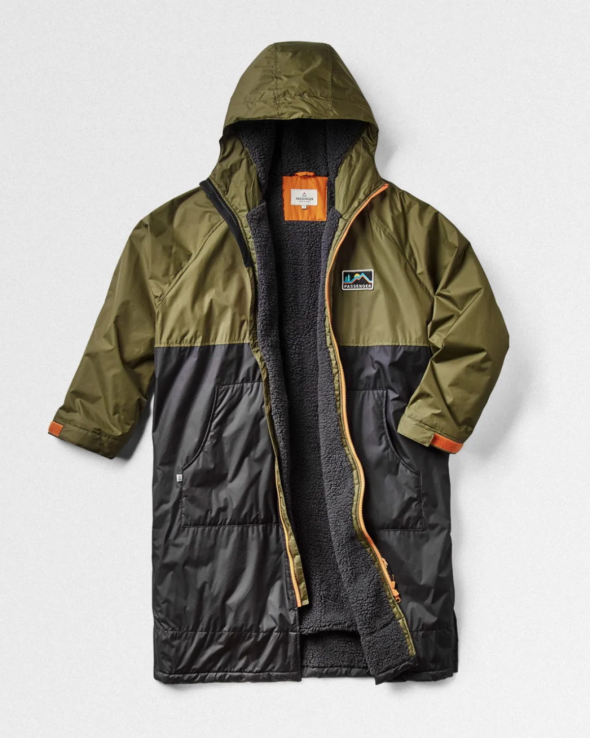 Roaming Recycled Sherpa Lined Changing Robe - Black/ Khaki Green