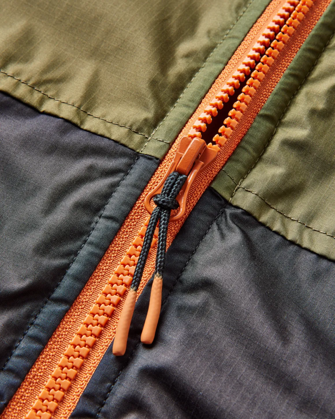 Roaming Recycled Sherpa Lined Changing Robe - Black/ Khaki Green