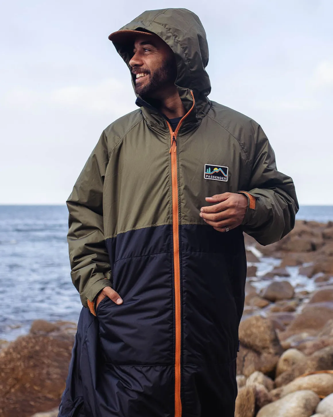 Roaming Recycled Sherpa Lined Changing Robe - Black/ Khaki Green