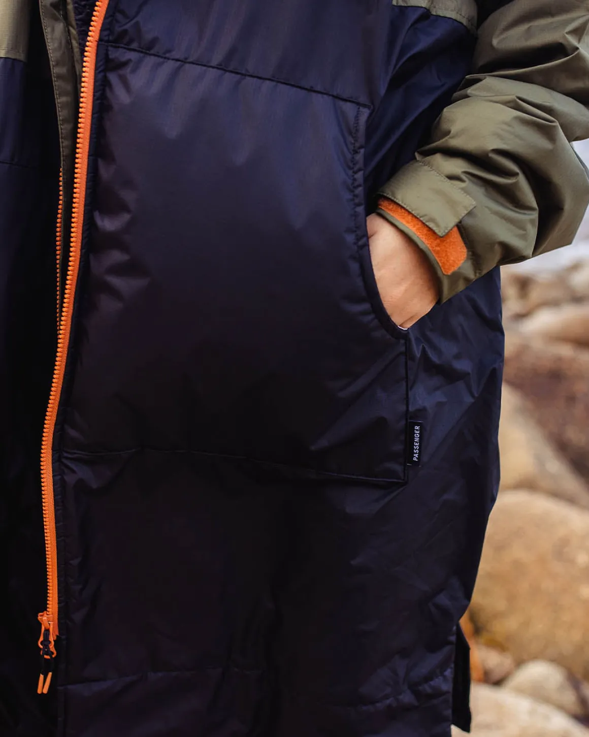 Roaming Recycled Sherpa Lined Changing Robe - Black/ Khaki Green