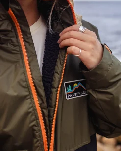 Roaming Recycled Sherpa Lined Changing Robe - Black/ Khaki Green